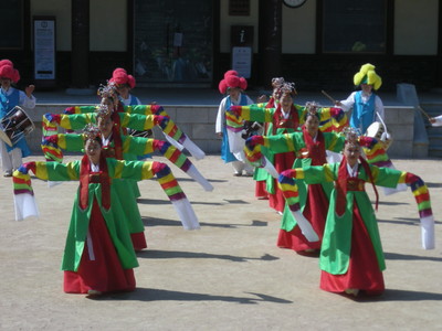 広場での踊り　11