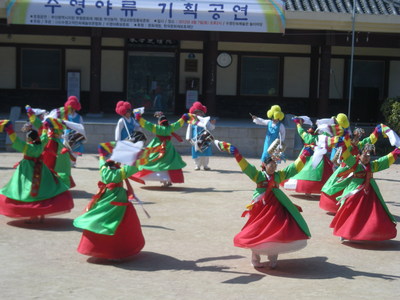 広場での踊り　11