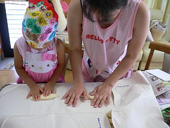 娘と孫娘のパン作り