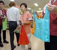 マイバッグでレジ袋削減、経産省内コンビニでアピール 2006/07/26 15:03:00