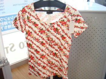 新入荷☆　花柄　Ｔシャツ　未使用　半額セール