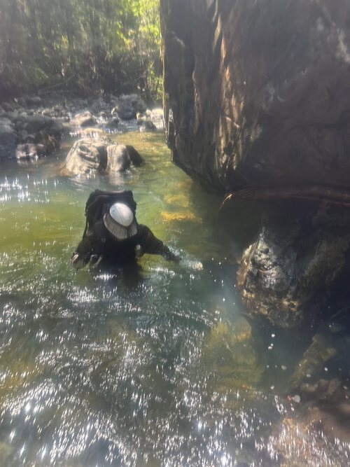 沢歩きと懸垂降下練習