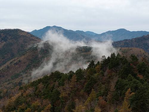 山へ上がる雲