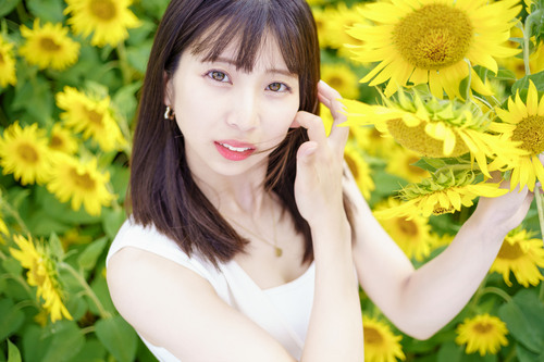 ヒマワリポートレート白ワンピース花