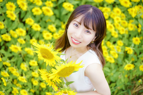 ヒマワリポートレート白ワンピース花