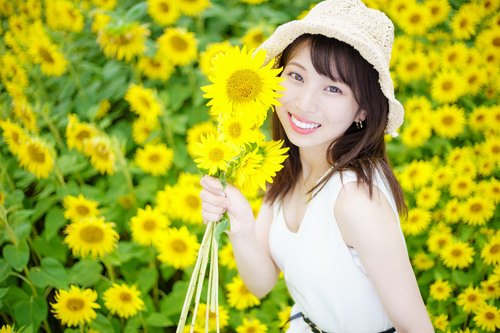 ヒマワリポートレート白ワンピース花帽子