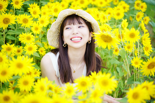ヒマワリポートレート白ワンピース花帽子
