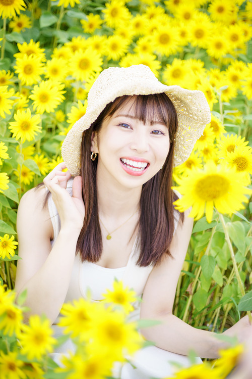 ヒマワリポートレート白ワンピース花帽子