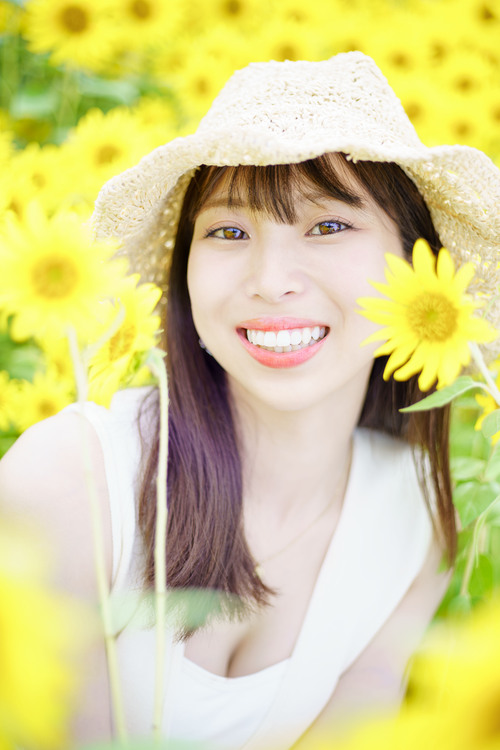 ヒマワリポートレート白ワンピース花帽子