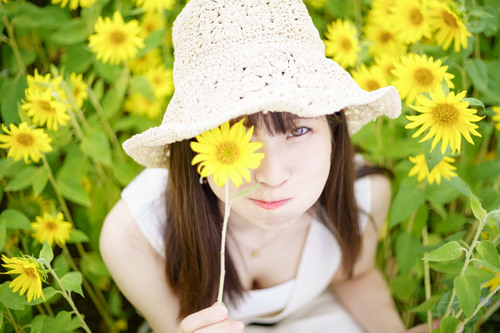 ヒマワリポートレート白ワンピース花帽子