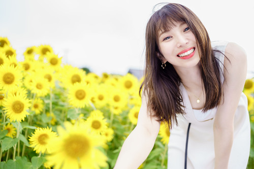 ヒマワリポートレート白ワンピース花