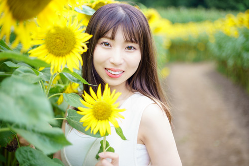 ヒマワリポートレート白ワンピース花