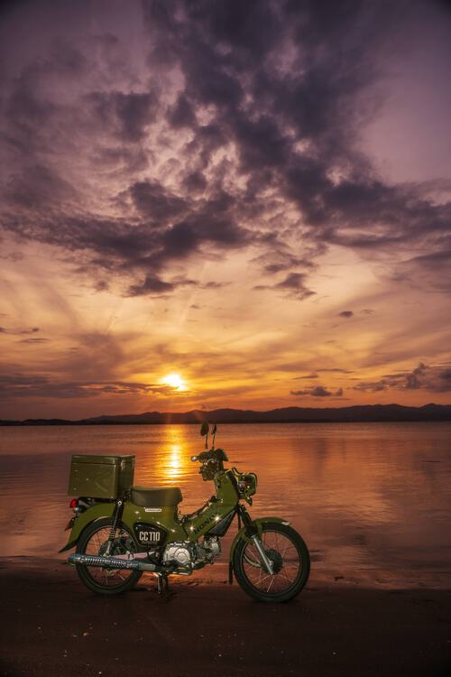 夕陽リフレクションHONDA CROSS CUB