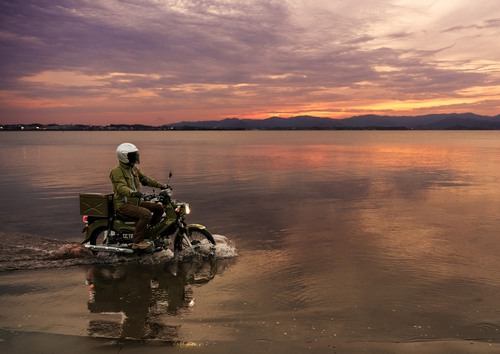 夕陽リフレクションHONDA CROSS CUB