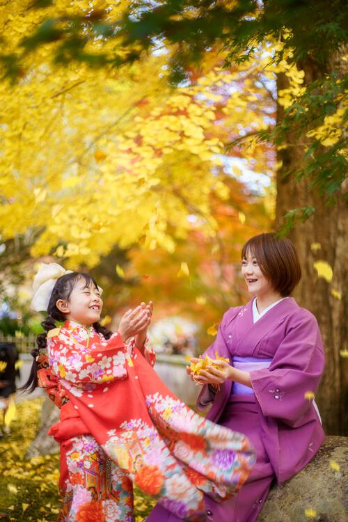 親子で着物ポートレート紅葉イチョウ