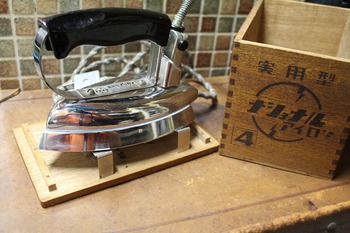 昭和レトロ古い電気アイロン　（ナショナル・東芝製・古い家電製品・古道具）