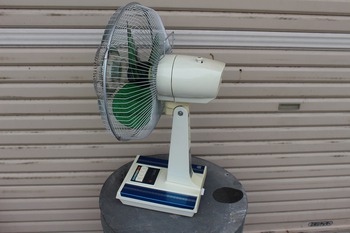 レトロな扇風機　（古い家電製品・電化製品・昭和レトロ・アンティーク品・古道具）