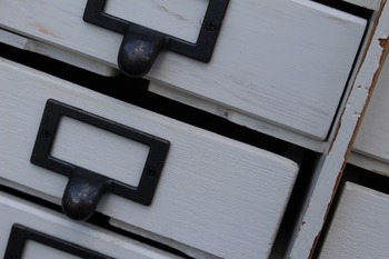 【通販・売却済】白いペンキのはげた 木製 レターケース＆小物入れ　20杯引き出し/郵便局/カルテケース