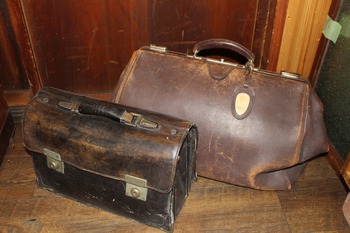 レトロな革鞄（古いドクターバッグ・学生カバン）学校病院医者クウネル