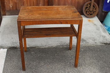 シンプルな古い木製テーブル　（昭和レトロ家具・テレビ台・飾り台・什器作業台・アンティーク花台）