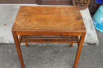 シンプルな古い木製テーブル　（昭和レトロ家具・テレビ台・飾り台・什器作業台・アンティーク花台）