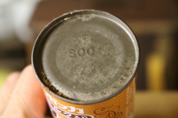 古い缶コーヒーの空き缶　（昭和レトロなジュースのあきかん・自動販売機）
