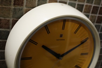 昭和45年　ナショナル電気式掛け時計　（昭和レトロアンティーク時計・ポップカラー古時計）