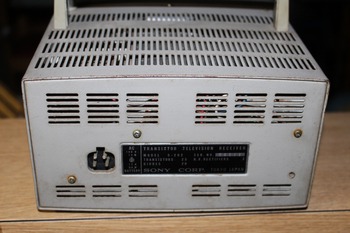 SONYソニーの小型トランジスターテレビ　（昭和レトロ家電製品・アンティーク・古いテレビ）