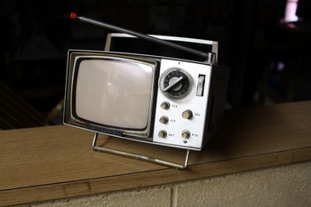 SONYソニーの小型トランジスターテレビ　（昭和レトロ家電製品・アンティーク・古いテレビ）