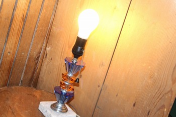 装飾ガラス支柱の卓上電気スタンド　（昭和レトロ・アンティーク照明器具・古い