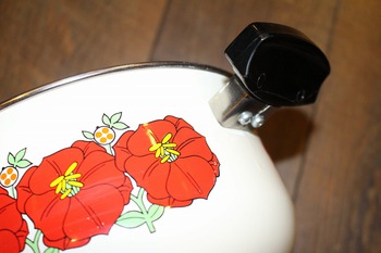 昭和レトロポップ・花柄 ホーロー両手鍋 　（フラワーカラー琺瑯ナベ・未使用品・買い取りします）
