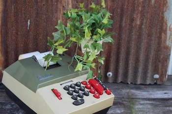 レトロな古い電卓　レジスター　加算機　記録計算機　