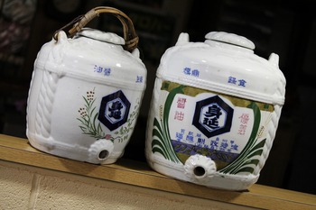 古い陶器製の醤油樽ビン （山梨県・身延・戦前のしょうゆ桶・瓶