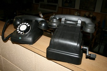 昭和の古い黒電話機 （４号機＆レバー手回し式発電 ３号磁石式・緑電話