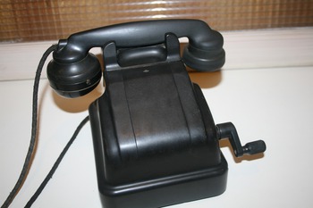 昭和の古い黒電話機　（４号機＆レバー手回し式発電 ３号磁石式・緑電話・レトロ電話機）