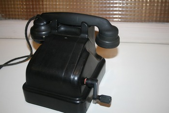 昭和の古い黒電話機 （４号機＆レバー手回し式発電 ３号磁石式・緑電話 
