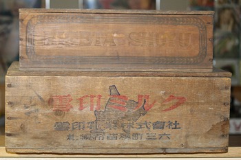 古い木製のふた付き空箱　（雪印ミルク・ヒゲタ醤油）　昭和レトロ雑貨・アンティーク木箱