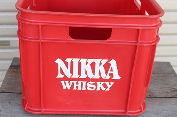 ニッカウ井スキーのプラスチック製通函　（古い昭和レトロ店頭用プラケース・NIKKA　WHISKYＰ箱）