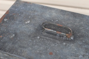 古いブリキ製の小さ目の缶　（昭和レトロ・トタン製の小物入れ・ガーデニング＆キッチンで）