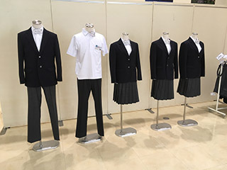 中学生の新制服デザイン　展示会