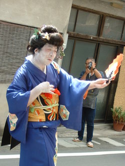 祭りで頑張る女たち