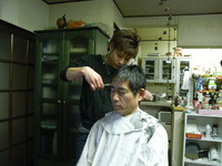 店主　髪を切ってもらう！ 2011/04/01 01:00:38