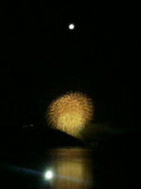 月と花火 2007/07/29 23:36:26