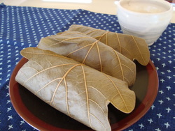 子供たちに柏もちを