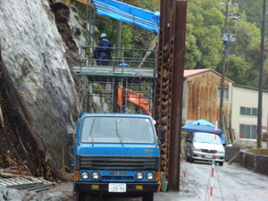 雨でも復旧工事は行っています