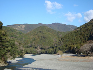 もう４月だとゆうのに、春野の朝はあいかわらず寒いです。