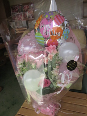 お誕生日の花束　バラ×バルーン