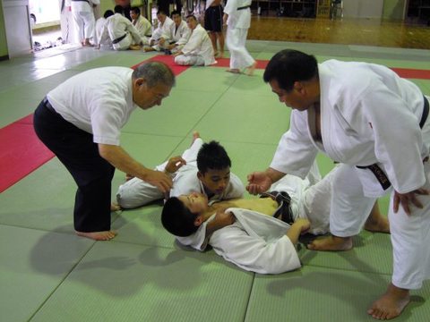 れいめい高校の小辻先生に寝技の指導を受けるチャン君