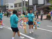 風鈴を配る中学生