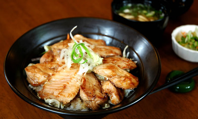 マグロ漬け焼丼